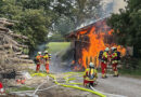 Bayern: Vollbrand eines Wirtschaftsgebäudes in Saaldorf-Surheim → an die 120 Kräfte im Einsatz