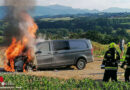 Oö: Feuerwehrleute halten beim Storch aufstellen Kleinbus-Brand in Schach