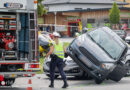 Oö: Pkw “parkt” nach Kreuzungskollision in Lambrechten auf anderem Auto