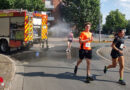 D: Feuerwehr Werne kühlt Stadtläufer per Hohlstrahlrohr