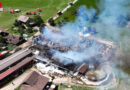 Schweiz: Zwei Feuerwehrleute bei Bauernhof-Großfeuer in Courtepin rauchgasverletzt