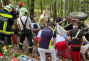 Nö: Traktor bei Breitenfurt in den Wald gestürzt → Mann verletzt und aus unwegsamen Gelände geholt