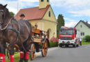 Stmk: Festumzug zum 100. Gründungstag der FF Vasoldsberg → 100 Jahre alte Kutsche im Einsatz