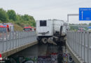 D: Lkw hängt nach Unfall bei Dresden teilweise zwischen zwei Brücken