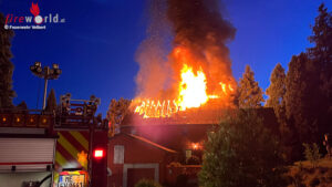 D: Dachstuhlbrand fordert die Feuerwehr in Velbert