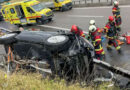 Schweiz: Pkw-Lenker auf A 12 bei Riaz in auf Seite liegendem Auto eingeklemmt