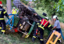 Oö: Traktor mit Feldspritze umgekippt