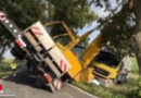 D: Kranfahrzeug stürzt bei Bergung eines Lkw fast um und muss selbst geborgen werden