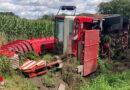 D: Schwerkran weicht bei Lienen Autotransporter aus und stürzt über das Bankett um