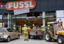 Oö: Auto durch Glasfront in ein Modegeschäft in Bad Hall gekracht