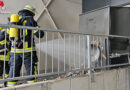 D: Feuerwehr löscht brennende Papierpresse an Supermarkt in Bergheim
