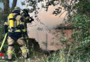 D: Hütte brennt hinter dichtem Gestrüpp in Essen