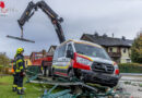 Oö: Behindertentransporter prallt in Alkoven gegen abgestellten Pkw und Gartenmauer