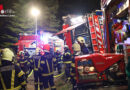 Oö: Schwieriger Löscheinsatz bei Brand einer Hütte auf mit Gegenständen gefülltem Grundstück in Prambachkirchen