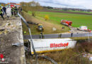 Oö: Kühl-Sattelschlepper stürzt bei Linz etwa 10 m von der Westautobahn