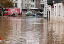 D: Rohrbruch einer Hauptwasserleitung flutet Straße in Essen