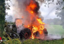 D: Traktor steht in Vollbrand – Feuerwehr steht vor schwieriger Löschwasserversorgung