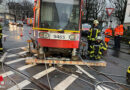 D: Feuerwehr Bonn hebt entgleiste Stadtbahn wieder zurück ins Gleisbett