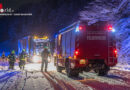 Oö: 50 Tonnen Schwertransport droht auf schneebedeckter B138 in den Graben zu rutschen