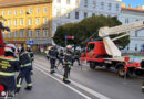 Wien: Arbeiter krallten sich an geneigten Hebebühnen-Arbeitskorb fest → Personenrettung