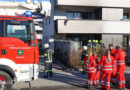 Oö: “Gefilmt statt gelöscht”: Brand eines Adventkranzes in Sattledt greift von Terrasse auf Gebäude über → nur ein Fw-Mann löschte