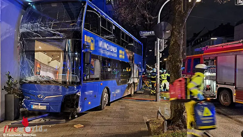 Bayern: Bus prallt in München gegen Hauswand → sechs Fahrzeuge