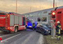 Nö: In Wöllersdorf am Bahngleis stehender Pkw von Personenzug gerammt