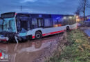 D: Fünf Verletzte nach Unfall zwischen Bus und drei Pkw → Schulbus kappt Straßenbaum und landet im Acker