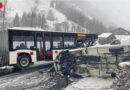 Schweiz: Gelenkbus kollidiert mit Lieferfahrzeug → zwei Verletzte (52, 59)