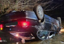 Oö: Auto landete “in der Hölle” in Garsten am Dach liegend im Bach, Fahrer und Beifahrer befreiten sich selbst