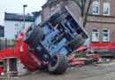 D: Bagger in Mülheim an der Ruhr in Baugrube gekippt