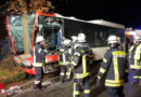 D: Linienbus touchiert zwei Hauswände und kracht gegen Baum → Fahrer eingeklemmt