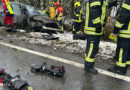 Nö: Pkw kollidiert bei Ebenfurth mit Baum → Lenker klemmt im Fahrzeug