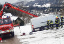 Oö: Zwei Transporter-Bergungen und ein Ölaustritt in Bad Goisern am 19.1.2024