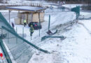 Nö: Pkw durchbricht bei Bergland Zaun, schlittert über Böschung und kommt an Siloballen-Unterstand zum Stehen