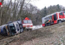 Nö: Absturz eines Müll-Lastwagens in Neustadtl an der Donau → ein tödlich verletzt Eingeklemmter