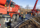 Nö: Doppelter Feuerwehr-Schwerkraneinsatz bei Bergung eines überschlagenen Winterdienst-Lkw