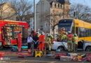 D: Pkw in Dresden von Straßenbahn erfasst → Lenker schwer verletzt und eingeklemmt