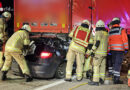 D: Pkw klemmt fast vollständig unter Sattelauflieger → Kraneinsatz für Menschenrettung aus Auto bei Lehrte