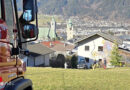 Tirol: Pkw rollt in Schwaz rund 200 m durch Wiese talwärts und prallt in Hausfassade