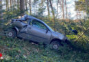 Oö: Auto ohne Fahrer touchierte Strommasten und blieb an Baum hängen