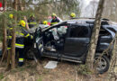 Stmk: Beim Abbiegen mit Auto zwischen und an Bäumen eines Waldstückes gelandet