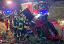 D: Feuerwehr befreit eigeklemmten Fahrzeuglenker → zwei Verletzte bei Unfall bei Berzhahn