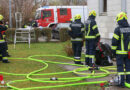 Oö: Schwieriger Löscheinsatz bei Feuer in brandlastreicher Mehrparteienhauswohnung in Hörsching