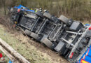 D: Sattelschlepper bei Droyßig von A9 gekippt → Feuerwehr befreit eingeklemmten Lenker