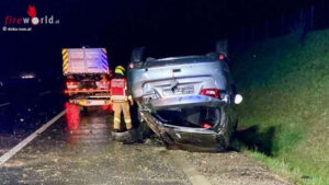 N: Kleinbus mit Pkw auf Anhnger auf A1 bei Pchlarn verunfallt ? drei Verletzte