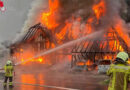 Schweiz: Ehemaliger, historischer Bauernhof in Lüterswil (Buchegg) lichterloh in Flammen