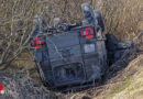 Nö: Bundesheer Pinzgauer kollidiert in Zwettl mit Straßenwalze und landet am Dach im Graben