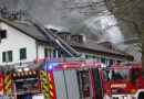 D: Feuerwehr rettet zu reanimierende Person aus Brandwohnung → massiver Rauch in beengtem Zugang herausfordernd