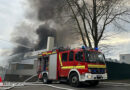 D: Lagerhalle eines Kunststoff-Betriebes in Dortmund in Vollbrand